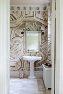 Fancy baseboards στην οροφή στο μπάνιο