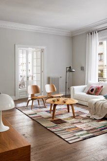 Λευκές σανίδες στην οροφή στο εσωτερικό του σκανδιναβικού στυλ