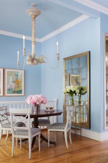 Λευκό περβάζι στην οροφή σε μια λευκή και μπλε τραπεζαρία