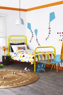 Πορτοκαλί βάσεις στην οροφή του φυτωρίου