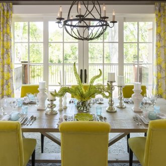 Όμορφος πολυέλαιος από σφυρήλατο σίδερο στο εσωτερικό της τραπεζαρίας