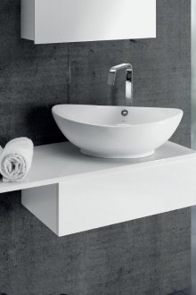 Λευκός νεροχύτης από τεχνητή πέτρα στο εσωτερικό του μπάνιου