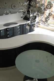 Διπλό νεροχύτη από τεχνητή πέτρα στο εσωτερικό της κουζίνας