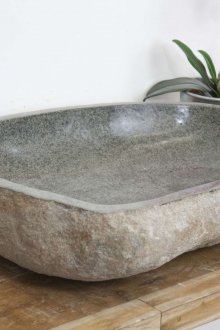 Φυσική πέτρα νεροχύτη στο εσωτερικό του μπάνιου