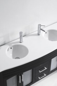 Διπλό νεροχύτη στο εσωτερικό του μπάνιου