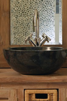 Μαύρο πέτρινο νεροχύτη στο εσωτερικό του μπάνιου