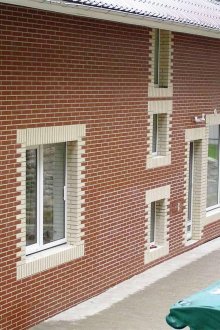 Κόκκινο και μπεζ πλακάκι κλίνκερ στη διακόσμηση της πρόσοψης του σπιτιού