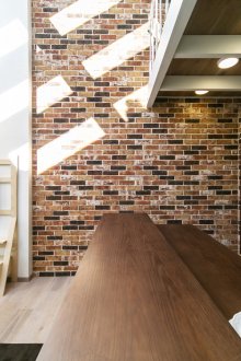 Τούβλα από τούβλα στο εσωτερικό του σαλόνι-κουζίνα