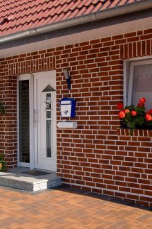 Πλάκες τούβλο τούβλο στην πρόσοψη