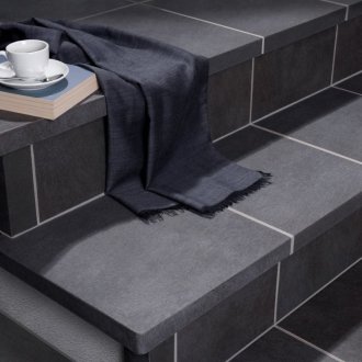 Μαύρο πλακάκι από τούβλα για βήματα