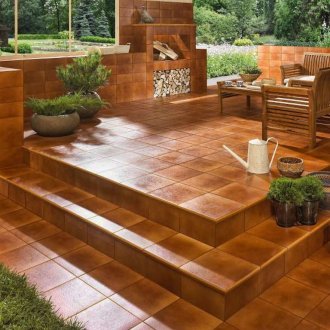 Καφέ τούβλα πλακάκια στη διακόσμηση της βεράντας