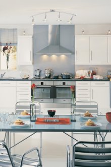 Λευκή και γκρι μεγάλη κουζίνα