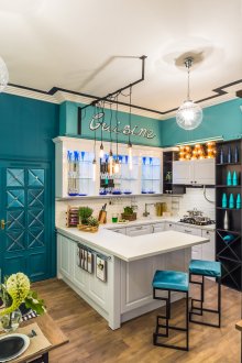 Κομψή μεγάλη κουζίνα-τραπεζαρία