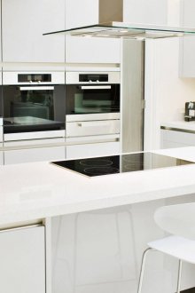 Φωτεινή κουζίνα με νησί