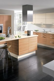 Μεγάλη άνετη κουζίνα με ένα νησί