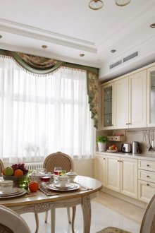 Κλασική μεγάλη κουζίνα-τραπεζαρία