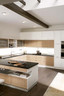 Beige en witte keuken 20 m² met zwarte accenten