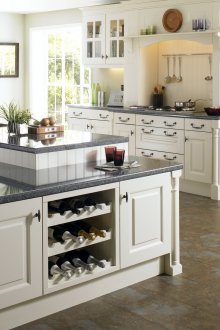 Μεγάλη κουζίνα εξοχικού στιλ με νησί