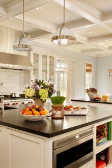 Ευρύχωρη κουζίνα σε εξοχικό στιλ με νησιά