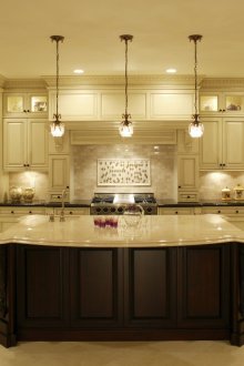 Ευρύχωρη κομψή κουζίνα με νησί