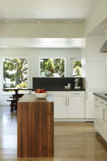 Φωτεινή κουζίνα με ένα μικρό νησί