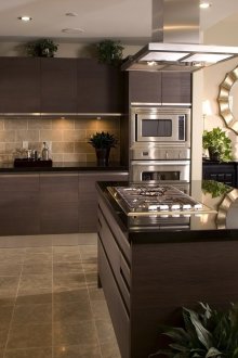 Κουζίνα-τραπεζαρία με νησί