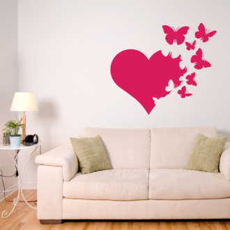 Πεταλούδες και καρδιές στο ντεκόρ στο σαλόνι