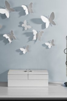 Πεταλούδες και σύρμα λευκού χαρτιού στο ντεκόρ τοίχου