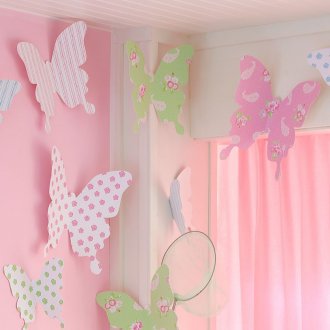 Βιβλίο πεταλούδες στο ντεκόρ του παιδικού δωματίου