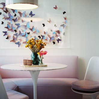 Όμορφες πεταλούδες στο εσωτερικό της κουζίνας