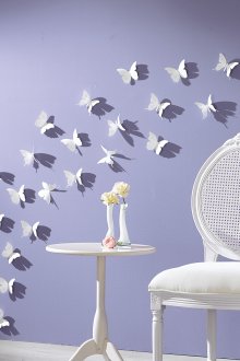 Λευκές πεταλούδες σε ένα λιλά τοίχο