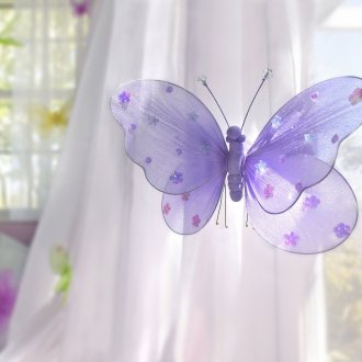 Όμορφη πεταλούδα από ύφασμα στο ντεκόρ ενός παιδικού δωματίου