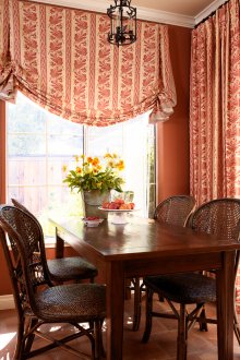 Μπεζ και κόκκινες αυστριακές κουρτίνες στο εσωτερικό της τραπεζαρίας