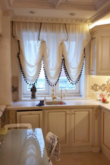 Ασπρόμαυρες αυστριακές κουρτίνες κουζίνας