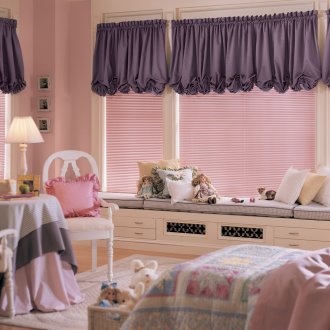 Purple αυστριακές κουρτίνες στο φυτώριο