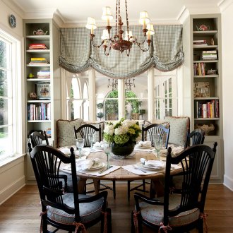 Αυστριακές καρέκλες με πριτσίνια στην τραπεζαρία