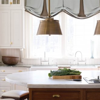 Καφέ-μπλε Αυστριακές κουρτίνες στην κουζίνα