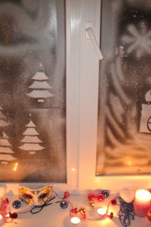 Παράθυρο διακόσμηση για το νέο έτος με οδοντόκρεμα