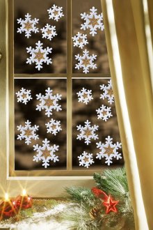 Όμορφη νιφάδες χάρτου στο παράθυρο