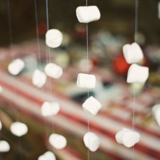 Γιρλάντες από βαμβάκι για διακόσμηση παραθύρων