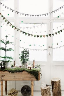 Γιρλάντες στο παράθυρο από Χριστουγεννιάτικες μπάλες και νιφάδες χιονιού.