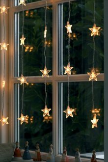 Γιρλάντα φωτεινών αστεριών στο παράθυρο