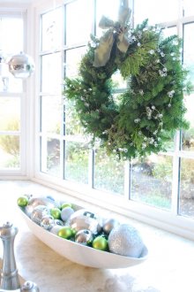 Διακόσμηση παραθύρων για το νέο έτος με στεφάνι και Χριστουγεννιάτικα παιχνίδια