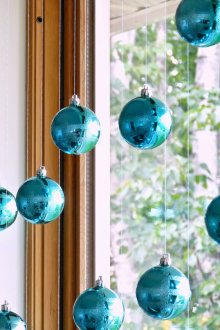 Διακόσμηση παραθύρου Πρωτοχρονιάς με Χριστουγεννιάτικες μπάλες