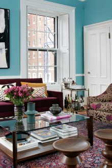 Εκλεκτικό σαλόνι σε τυρκουάζ χρώματα μπορντό