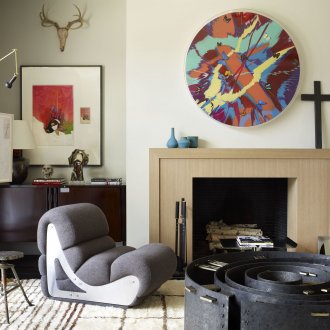 Ασυνήθιστο σαλόνι με τζάκι σε εκλεκτικό στιλ