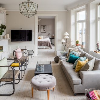 Εκλεκτικό εσωτερικό γκρι διαμέρισμα