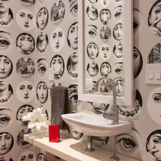 Ασυνήθιστη ταπετσαρία στο εσωτερικό του μπάνιου