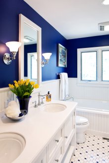 Μπλε ταπετσαρία στο εσωτερικό του μπάνιου