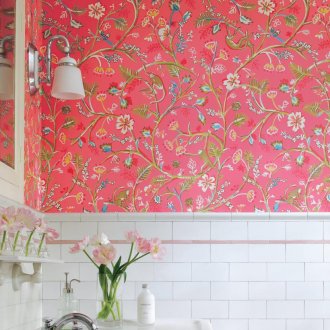 Ροζ ταπετσαρία με ένα μοτίβο στο μπάνιο